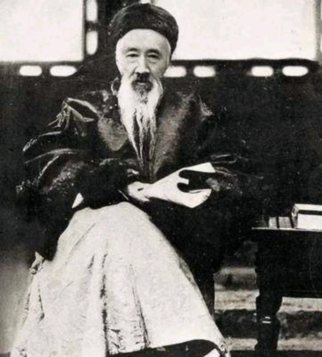 1864年，张之洞和妻子吵架，一脚踹死了妻子。看着一动不动的妻子，张之洞痛哭流涕