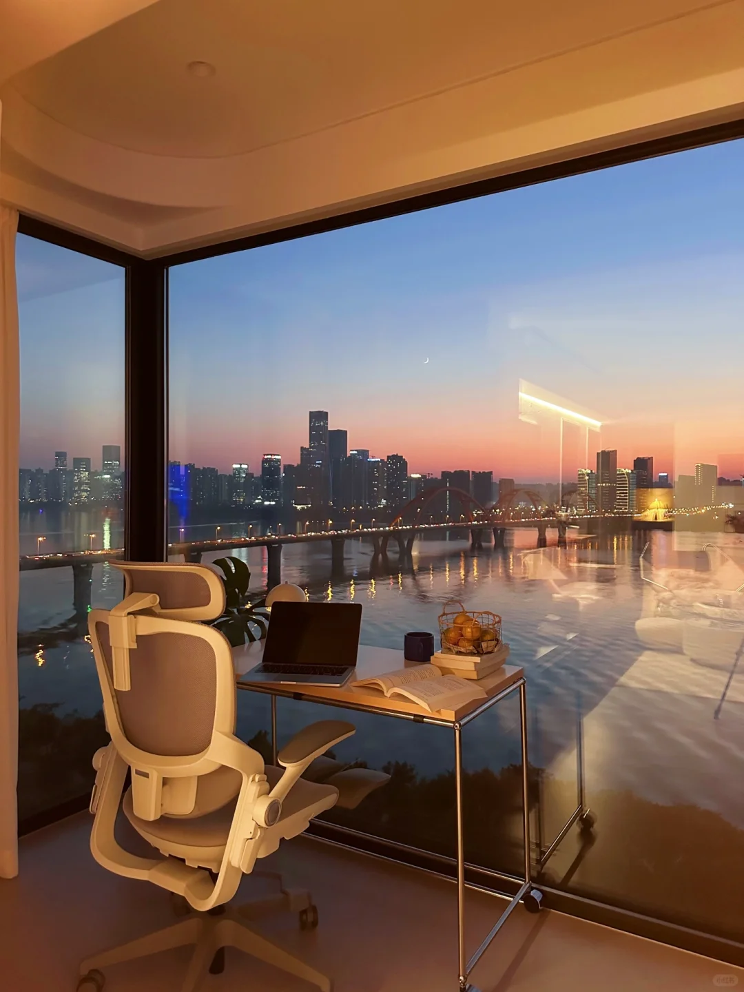 宝 快看！我的百W江景工作台~！