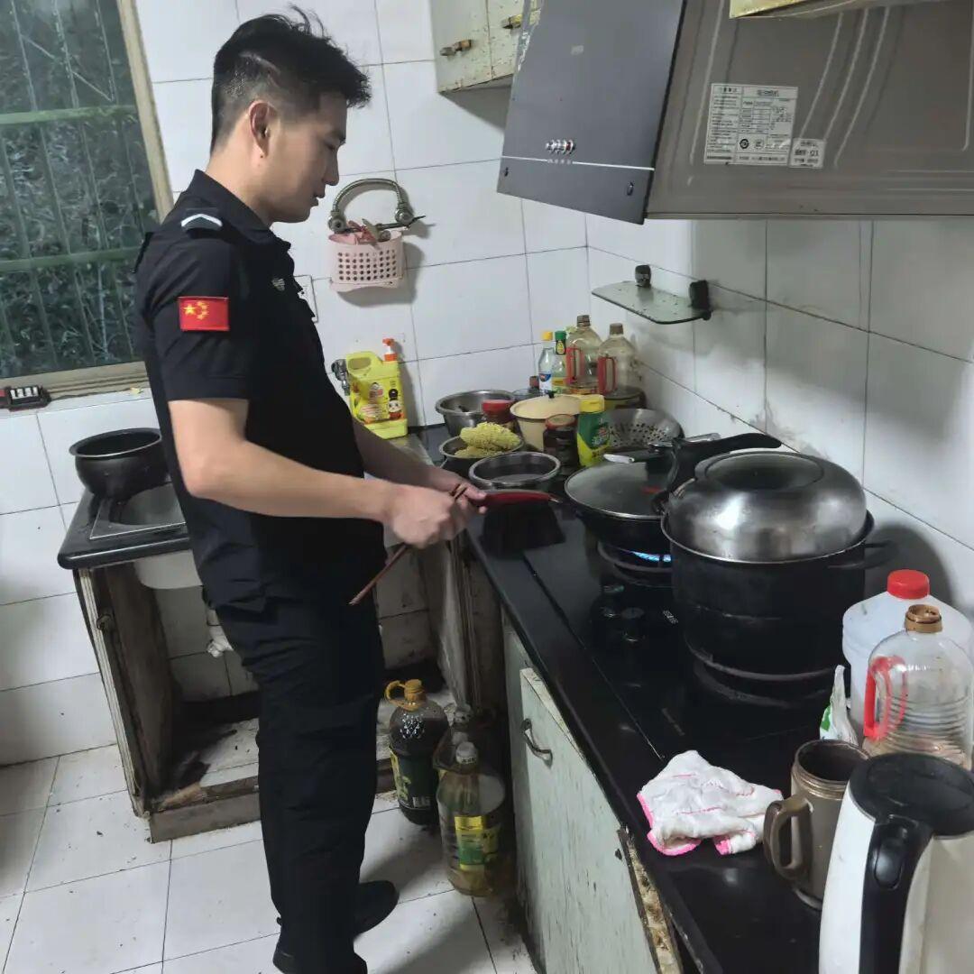 三姐弟饿到报警冲上热搜，民警上门煮面暖心一幕，戳痛无数普通人
 
三姐弟饿到报警