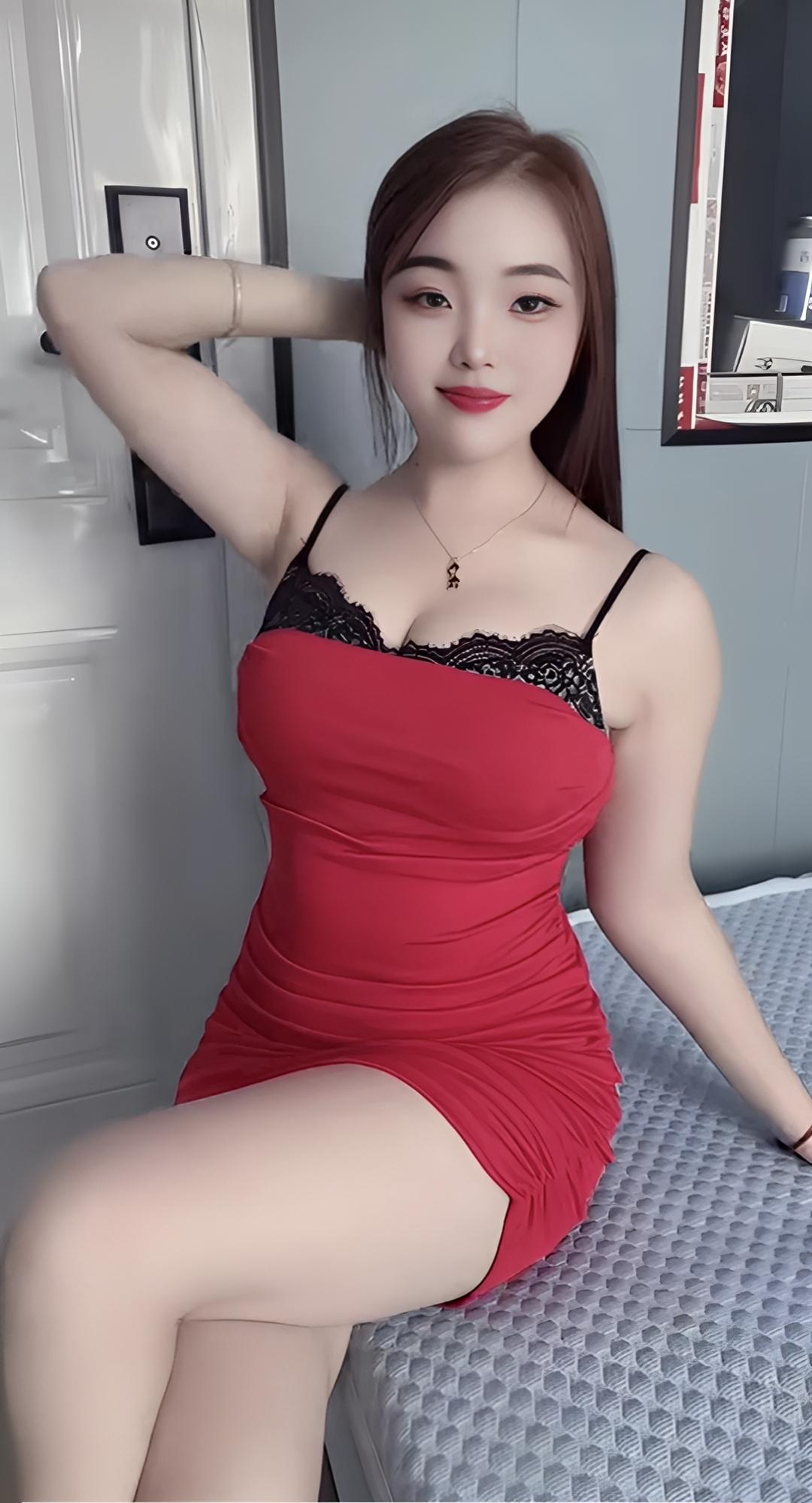 红衣美人倚，笑语入画来。