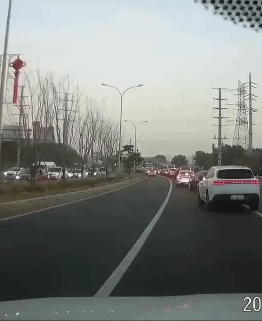 实线就变道，也不看看后方有没有来车！

看把后车气的都跳起来了！