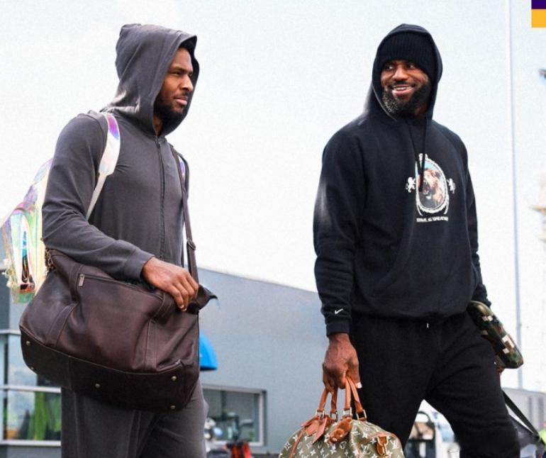 今日，湖人官推晒出一组球员客场登机照。“飞往新奥尔良&圣安东尼奥。”湖人官推写道