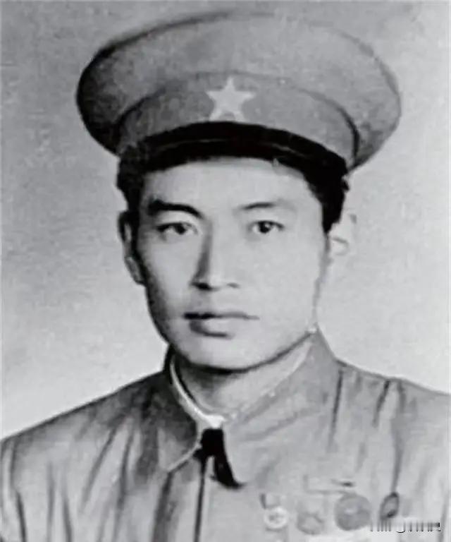 1949年，3名侦察员误入一间破旧牛棚，伸手往草堆里一探，碰到的竟是个圆滑冰冷的