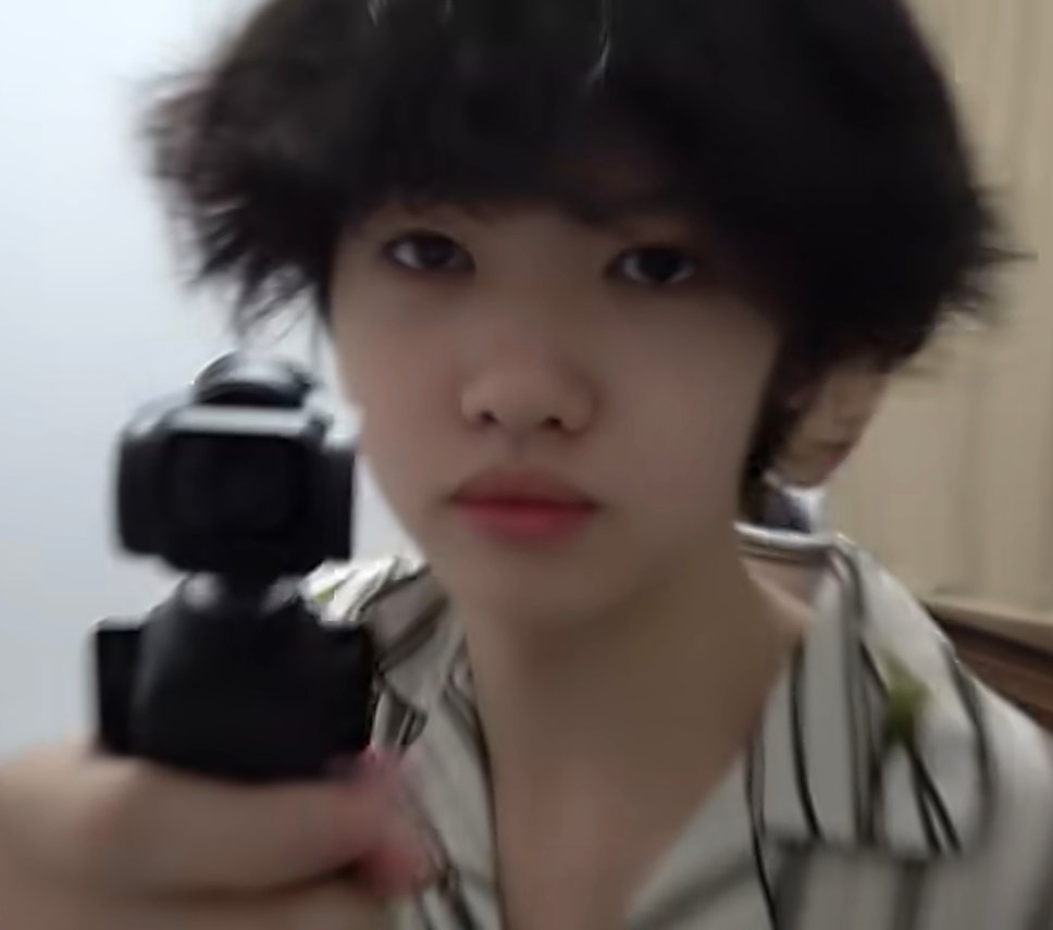 比p崩发更引人注目的是大然然唇红齿白气血很足啊 