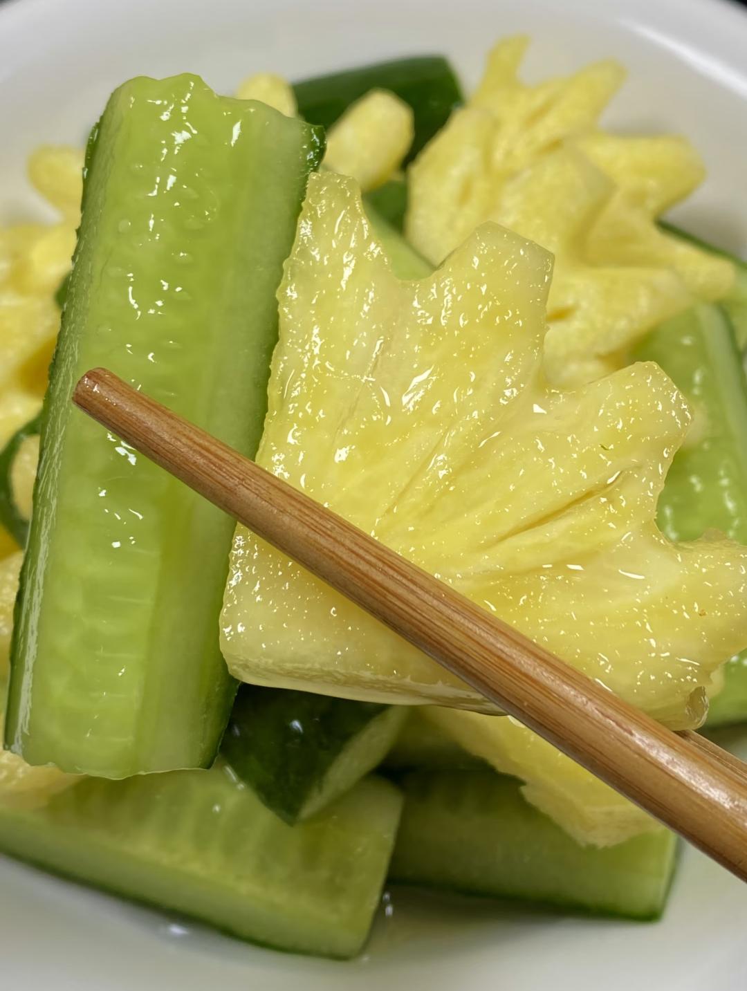 有幸在朋友家吃过一回，被惊艳到了！！菠萝拌青瓜，酸酸甜甜的菠萝，配上清清爽爽的青