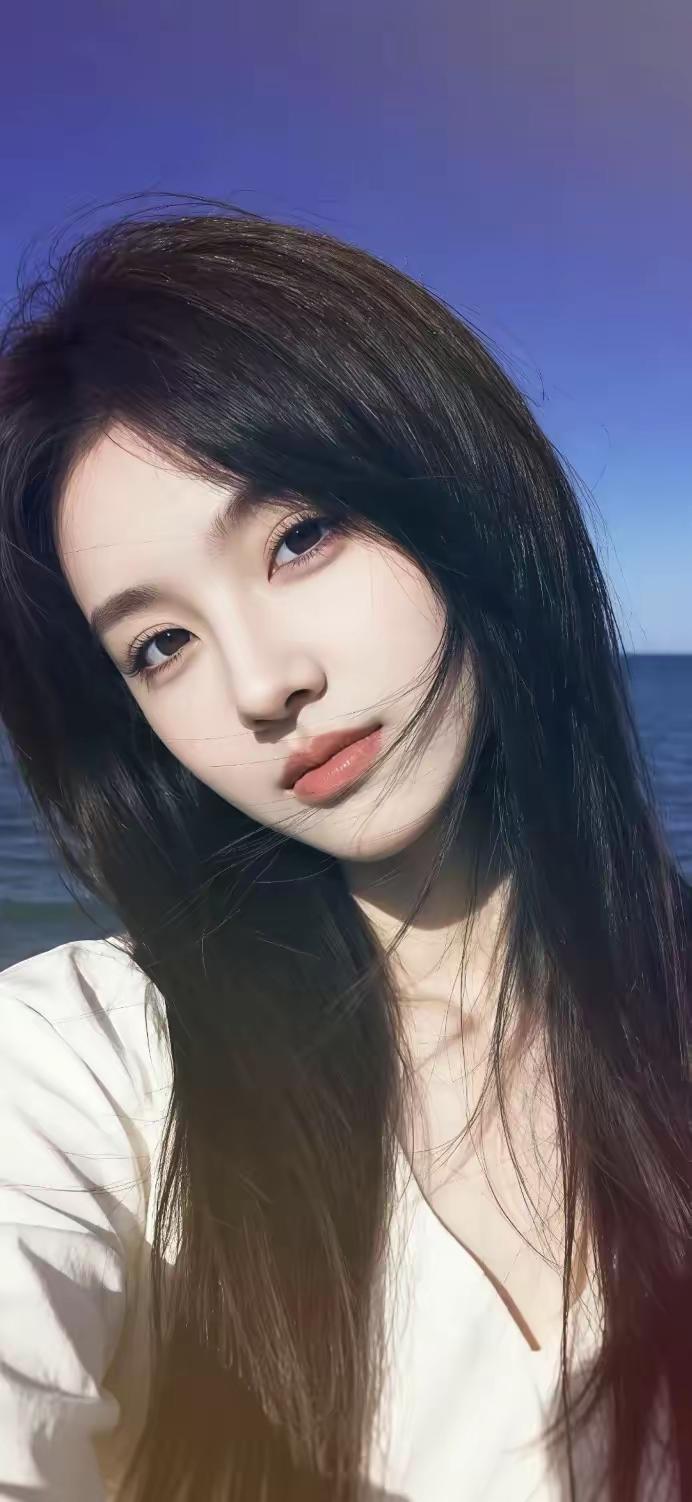 捧一束春日繁花，赴一场海边晚风，
沐一身草地暖阳，执一柄团扇清风。
美女壁纸来一