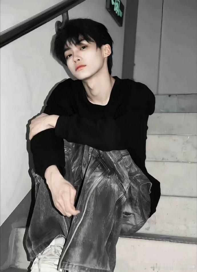 梓渝获暑期最热男性角色第一 梓渝在演艺生涯中不断突破自我，无论是校园剧中青涩少年