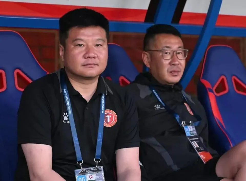 2026中超联赛 辽宁铁人队主教练李金羽、助理教练王亮。你是否还记得弯弓射雕动作