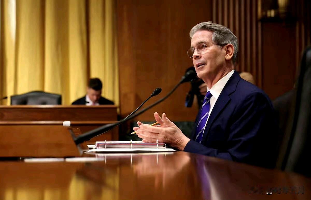 美方对华加征百分之百关税的威胁出现软化迹象。财政部长贝森特表示高额关税未必实施，