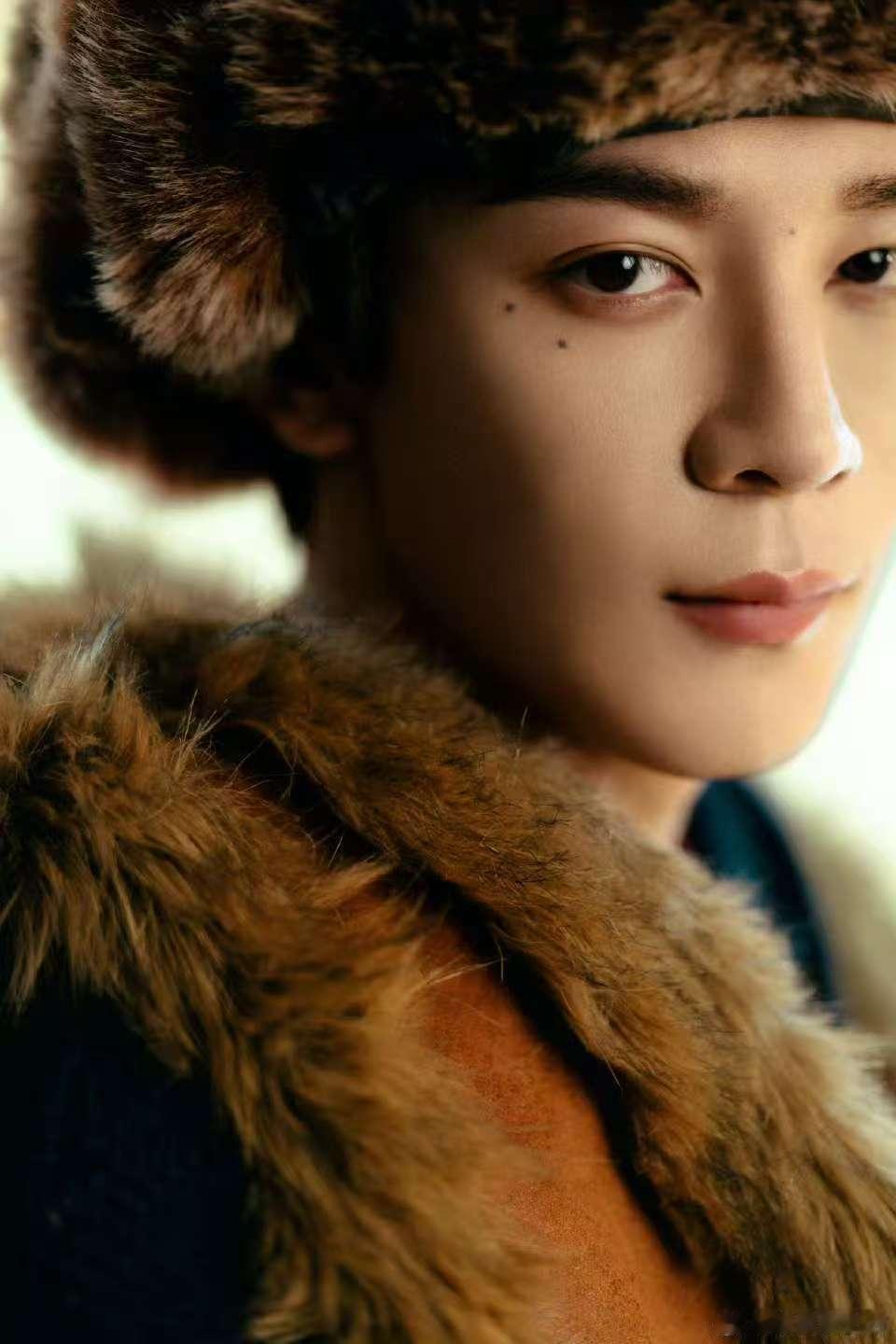 夏之光以光头强造型闪亮好六街，这造型太有创意，帅气又搞怪，让人移不开眼。