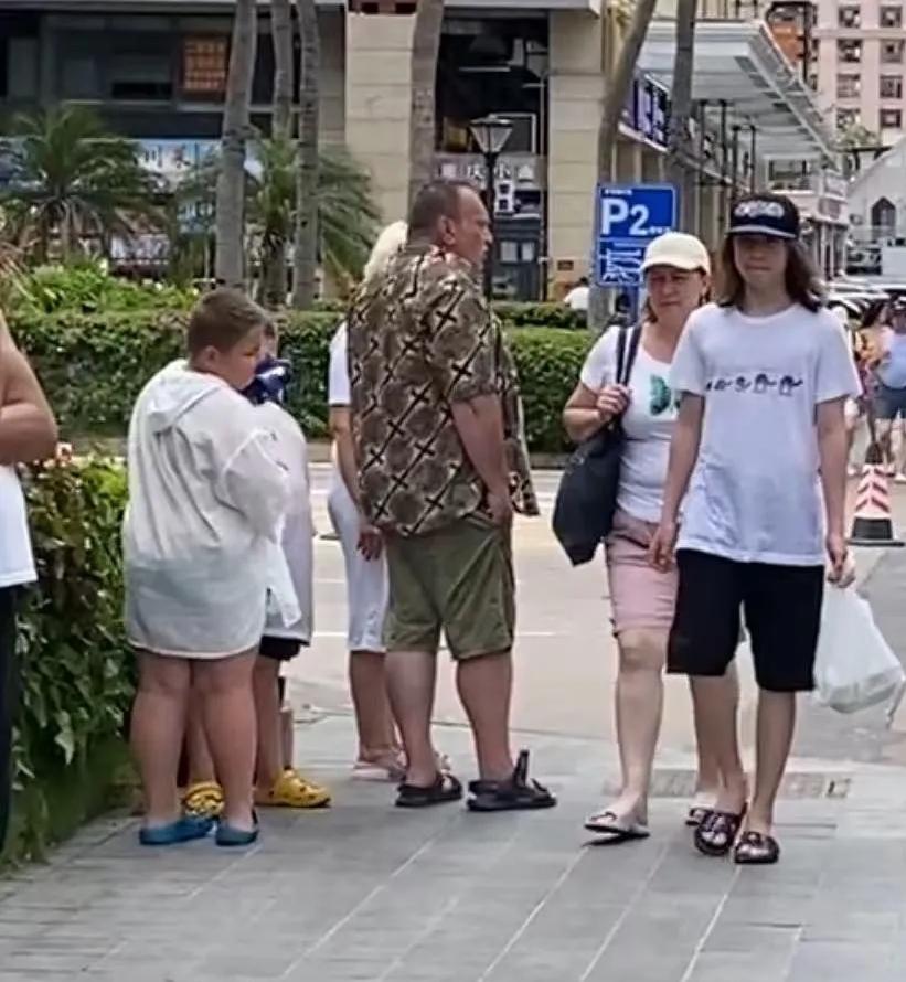 很多俄罗斯人前往海南进行避暑，海南温暖的时候也是吸引着很多人去旅游。这些俄罗斯人