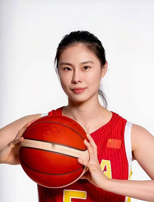 我有很强的预感，
王思雨找对象很挑！
原因很简单，采访里被问到想找啥样男朋友，她