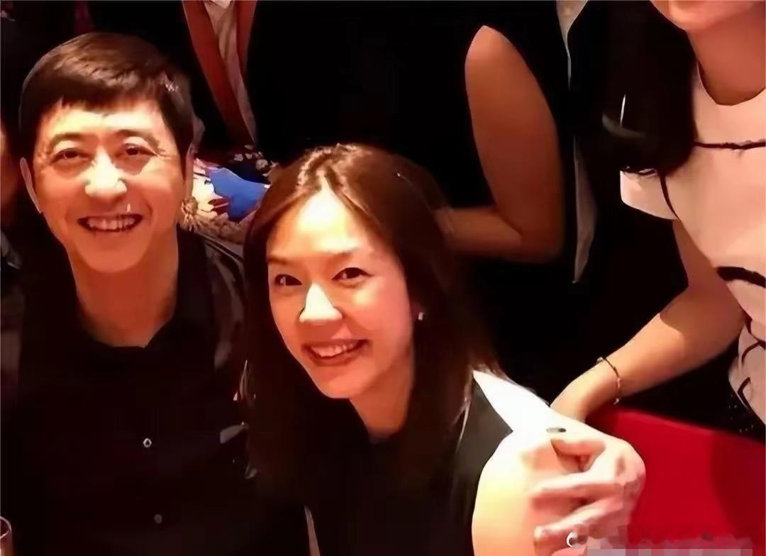 庾澄庆和他的太太的合照，太太比他小4岁，庾澄庆保养得很好，61岁的人看起来不显老