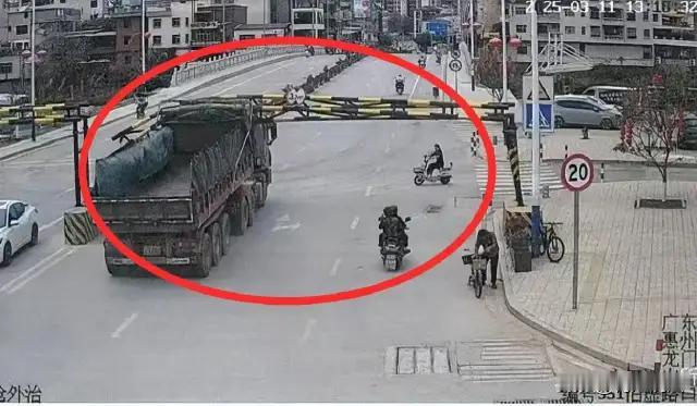 **他撞上了限高架，也撞碎了一个家庭的天。**

广东惠州，司机王某波驾驶半挂车