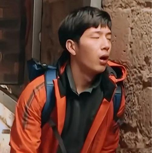 今天飞行时间太太太长了偏头痛又犯了，在机场就和印姐说等会把头痛药拿出来吃…美美等