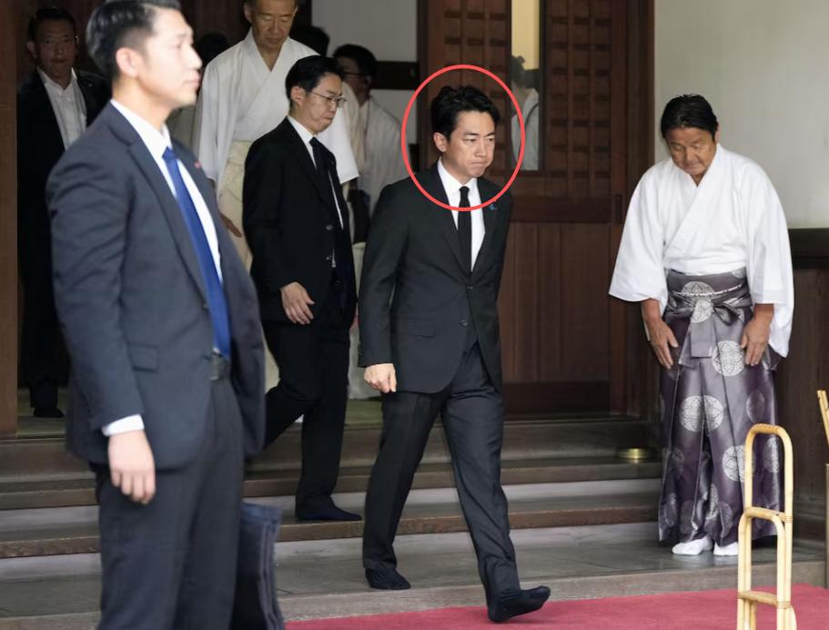 不装了，日本内阁蜂拥靖国神社！
 
8 月 15 日当天，防卫大臣小泉进次郎不顾