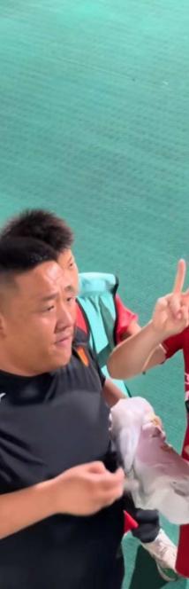 了解到你只是一个小小的官员，你以为你是谁，你配做人吗。