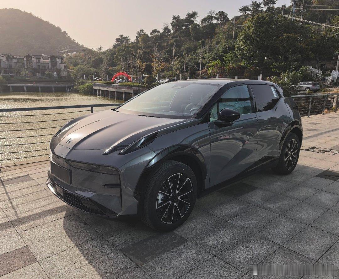 黄昏时分，将极氪X停在海边，打开天幕，放倒座椅，这便成了一个绝佳的观景台。落日余