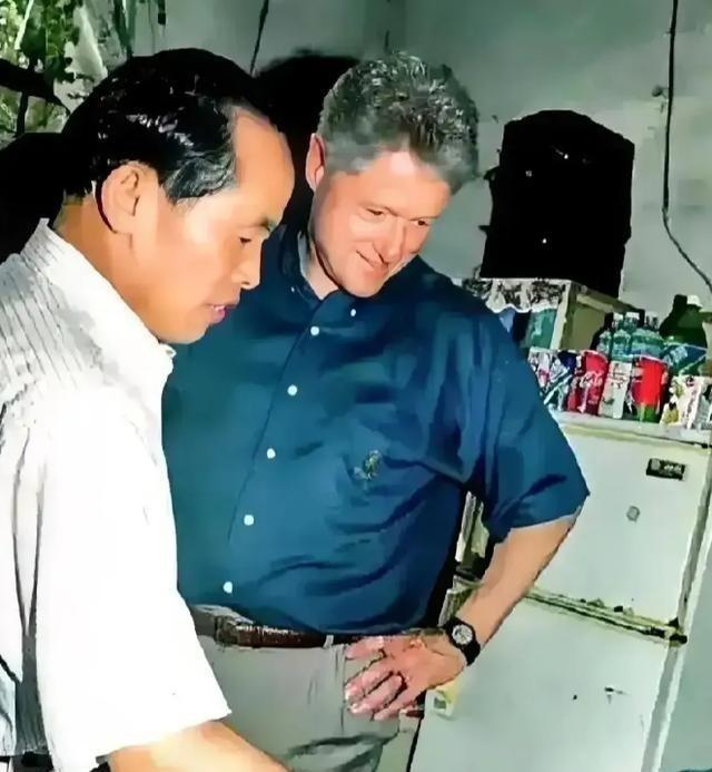 1998 年，克林顿来中国访问。有天他闲着没事，溜达进一家小卖部，抬眼一看，老板