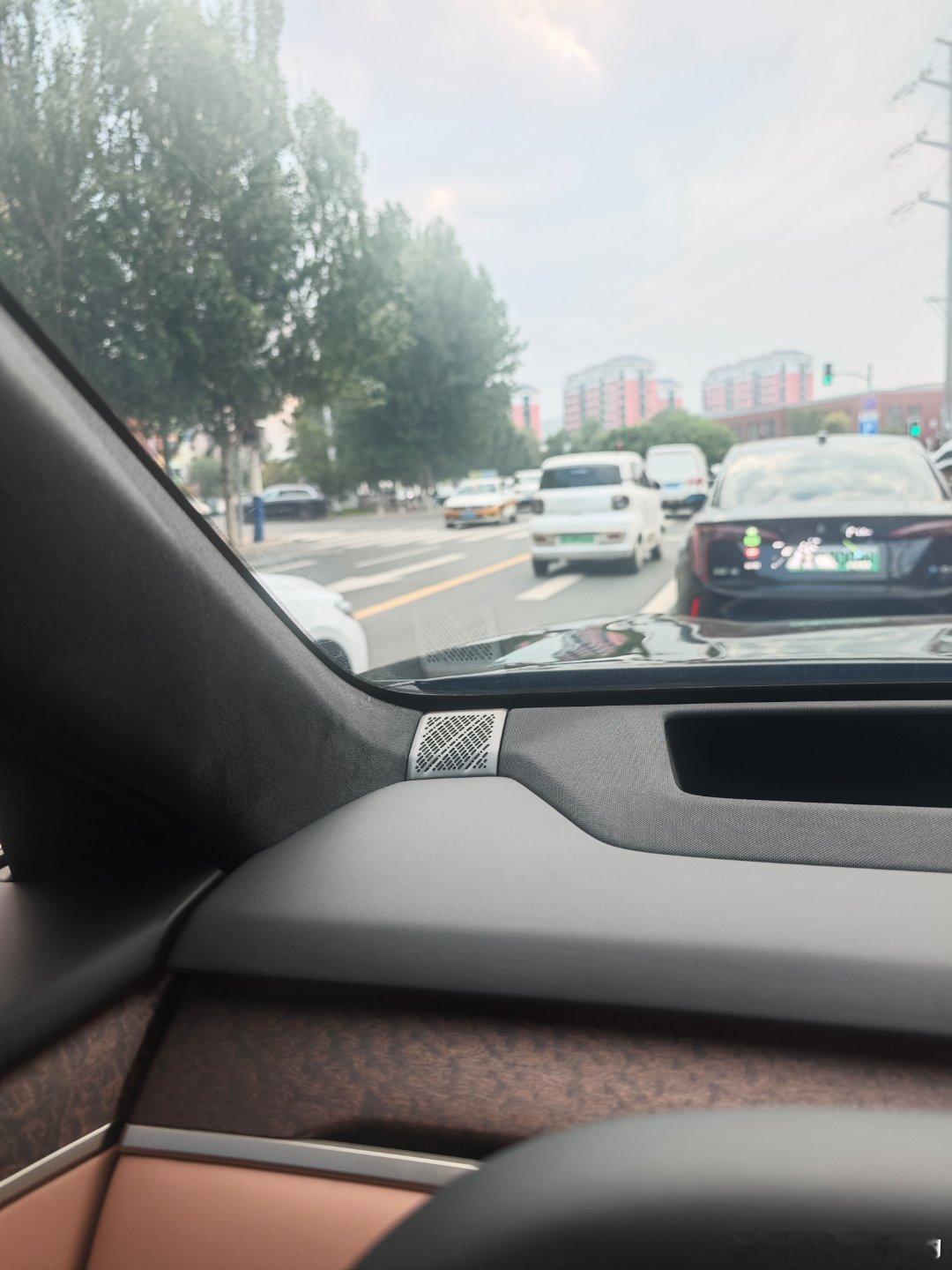 乐道l90 这俩分别表达什么？大部分铁粉应该可以[嘻嘻]大v聊车 ​​​