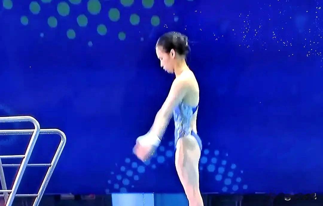 当对手还在调整呼吸时，她的身体已经完成248次精密计算。
这不是跳水比赛，这是一