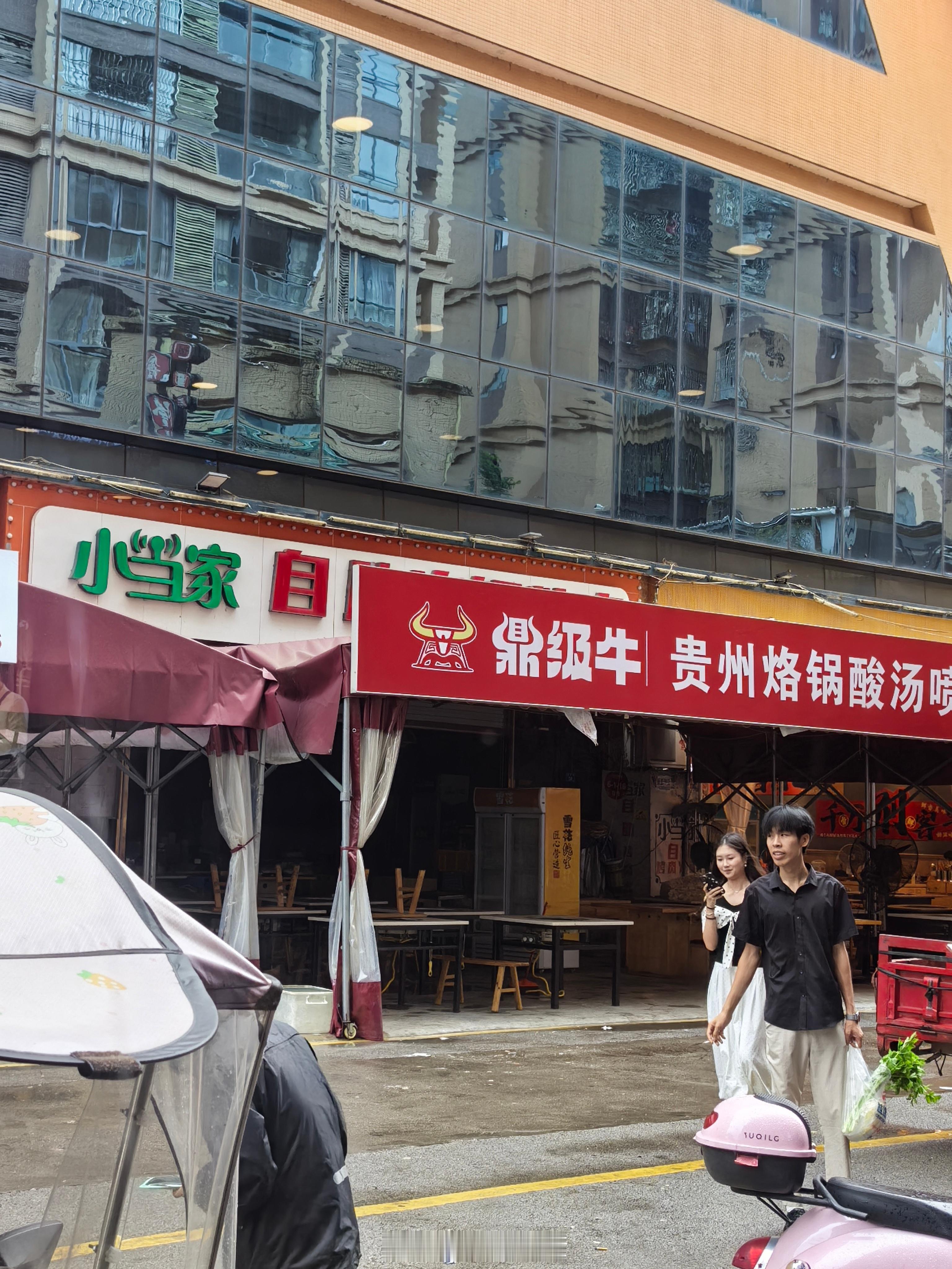 餐饮有两个极端，一个是一直稳定的店，一个是不断换老板换招牌的店。很奇怪的是，有的