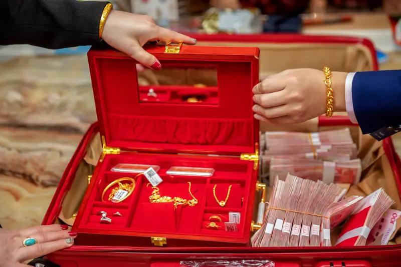 儿媳要求全款买车买房你会同意吗? 儿媳要求全款买车买房，这事儿得分情况看。要是女