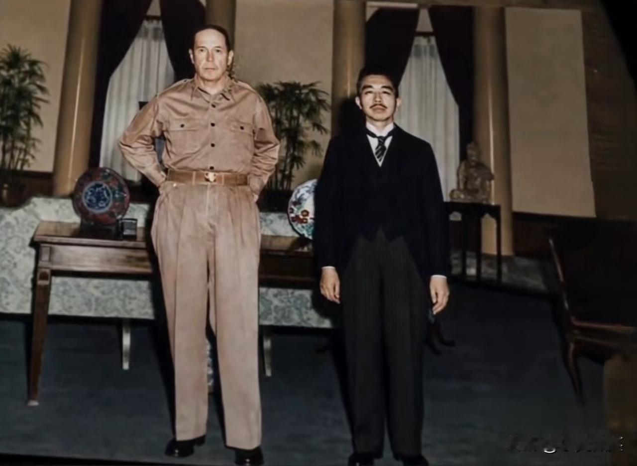 1945年9月27日，日本天皇裕仁来到了美驻日使馆拜见了麦克阿瑟，当面“负荆请罪
