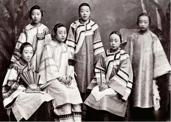 1927年，康有为奄奄一息，临终前，他拥着年仅22岁、娇艳欲滴的六姨太阿翠，低声