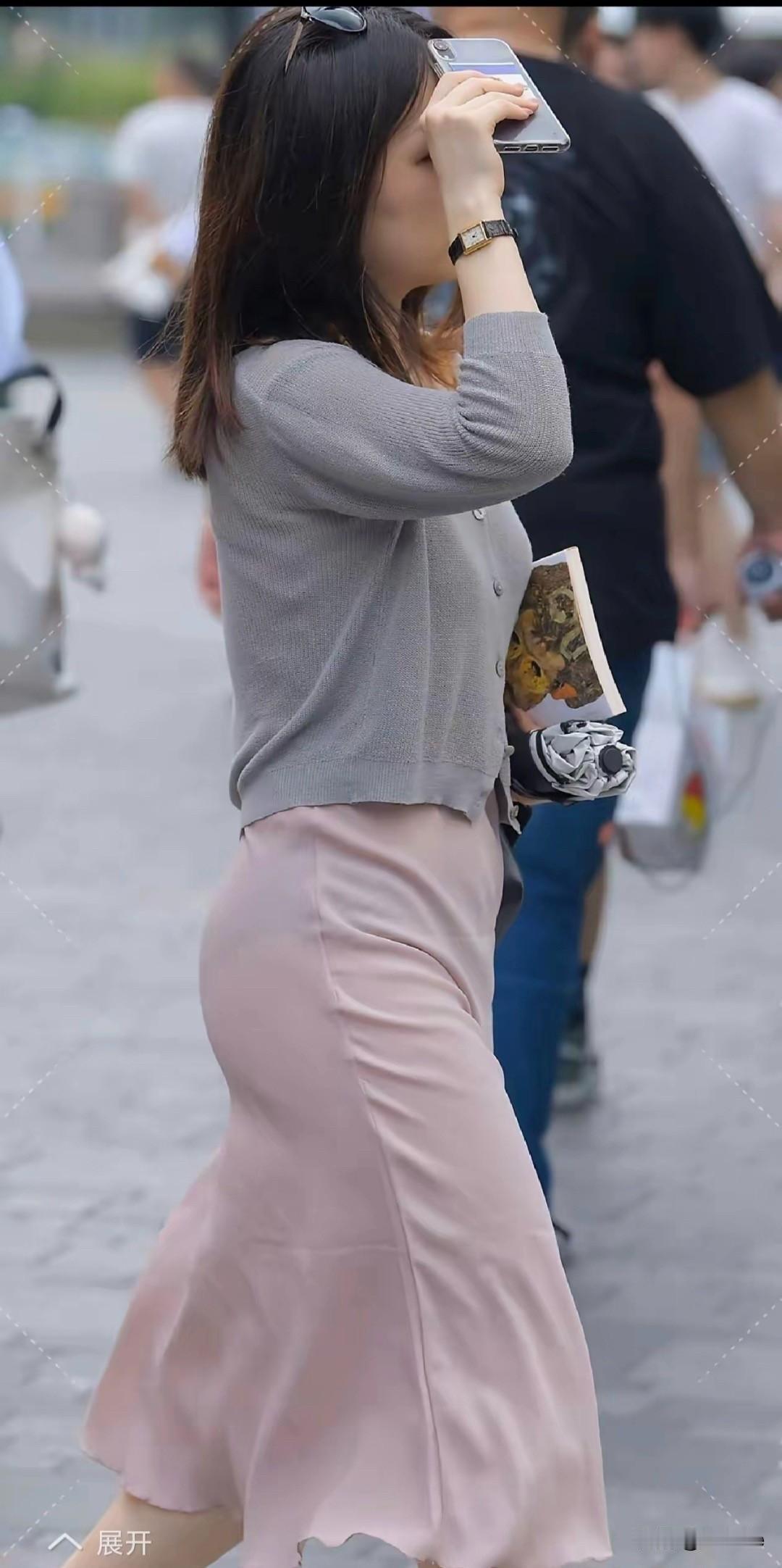 优雅穿搭指南：灰色毛衣+粉色长裙，简约而不失时尚感！