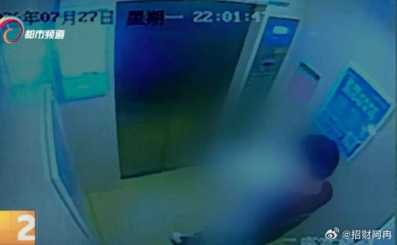 小区电梯失控从31楼下坠到负2楼7月27日晚，昆明海伦国际小区发生惊险电梯事故，