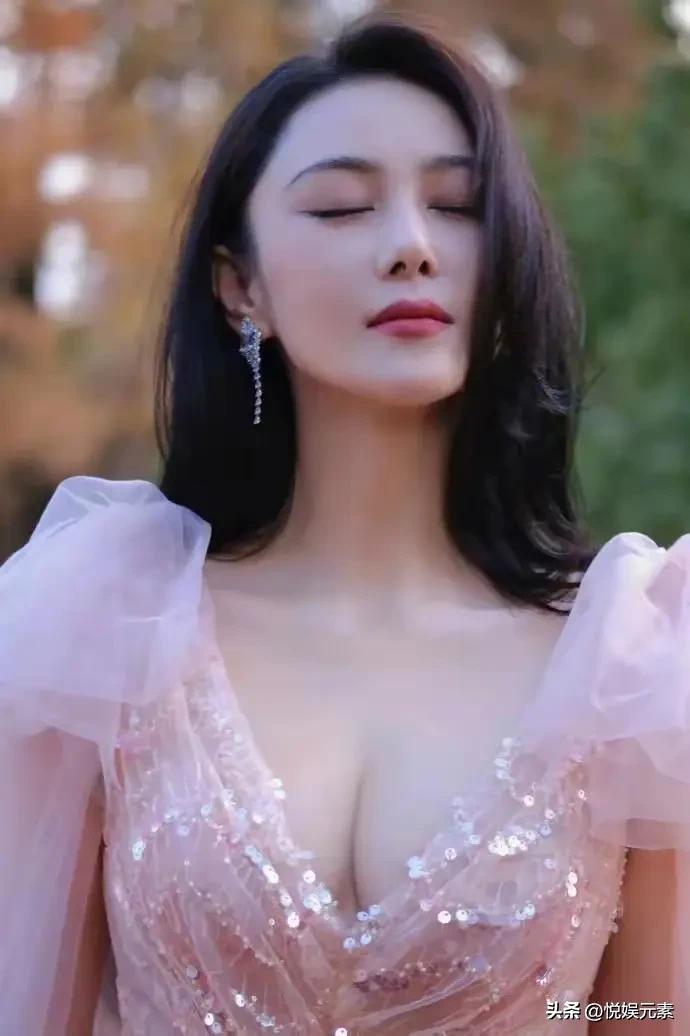 娱乐圈里只有张馨予活得最真实、最明白，也是最接地气。同样是圈子里面的美女明星，她