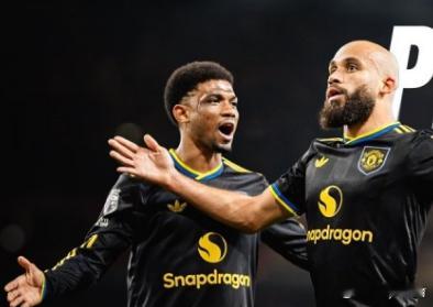 英超第23轮，曼联3-2击败阿森纳，升至英超第4位。姆伯莫此役首发出战收获进球。