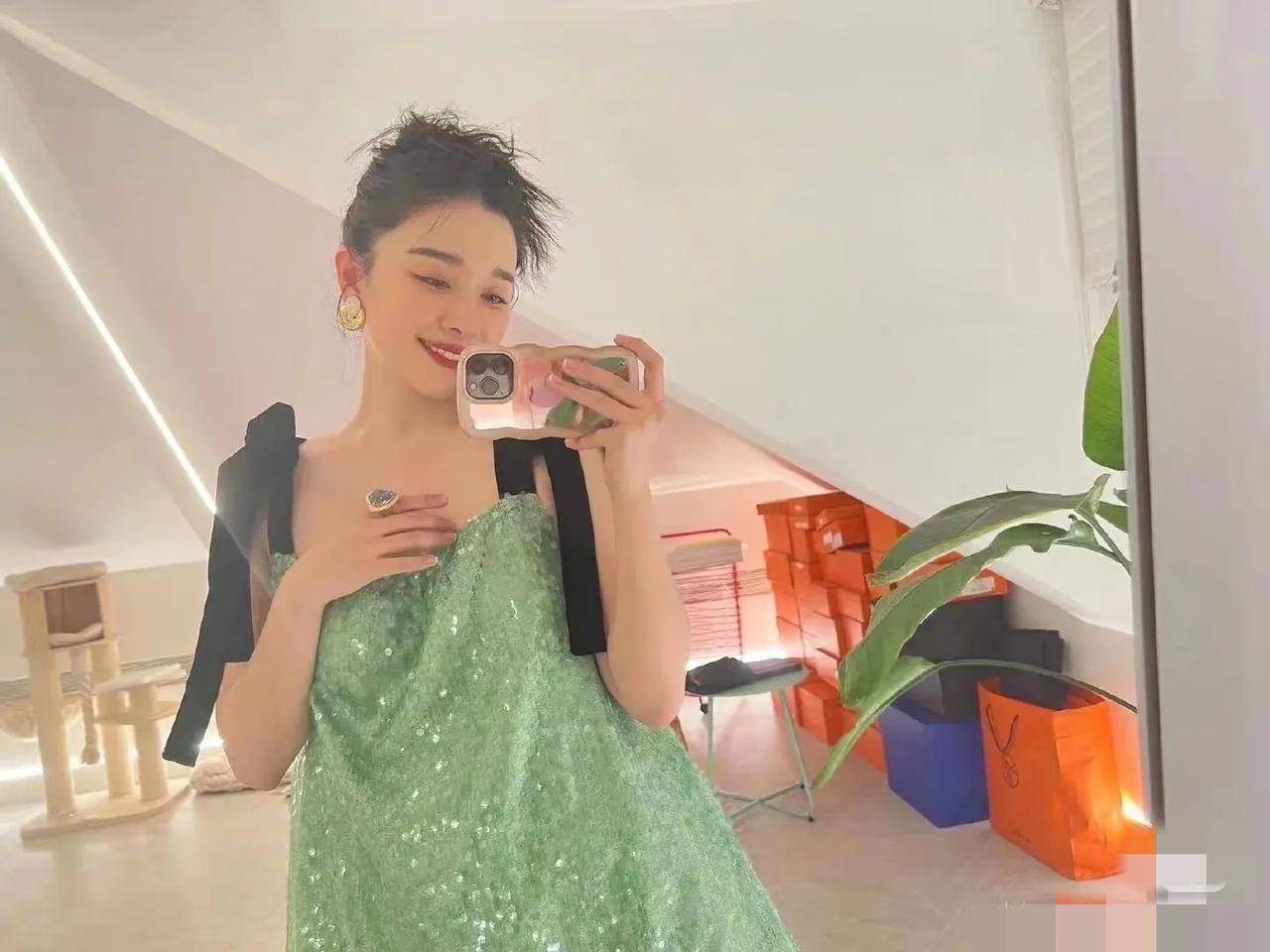 事实证明美女不恋爱脑都能过得很好。阚清子现在怀孕时后在上海住的别墅，家里放着一堆