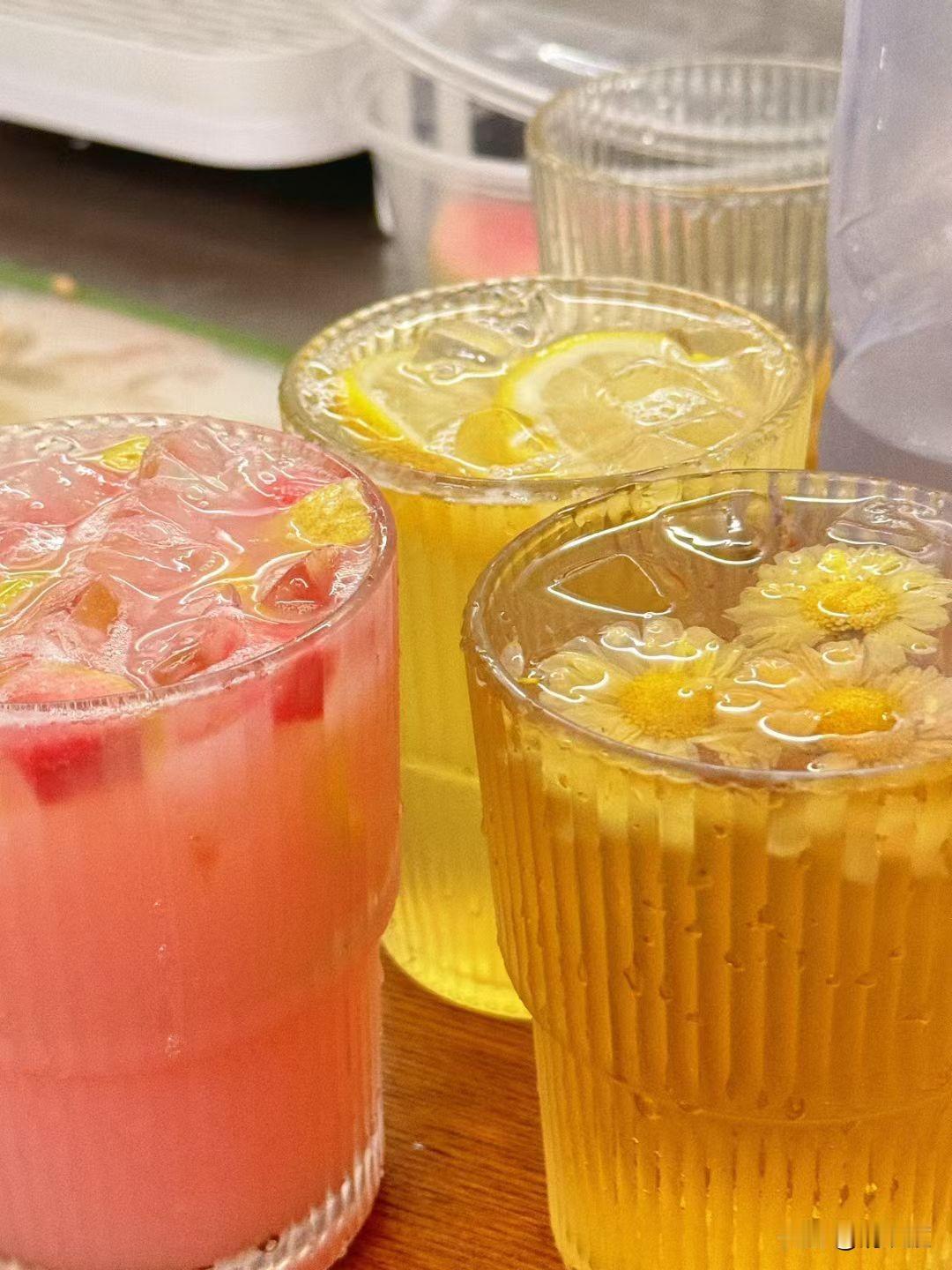 一杯饮料，暴露了职场最真实的暧昧

朋友的弟弟开了家茶饮店，邀请我们几个好友去捧