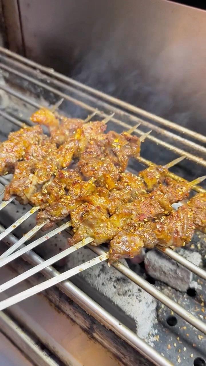 碳火烤肉才是灵魂 谁能拒绝这一口烧烤