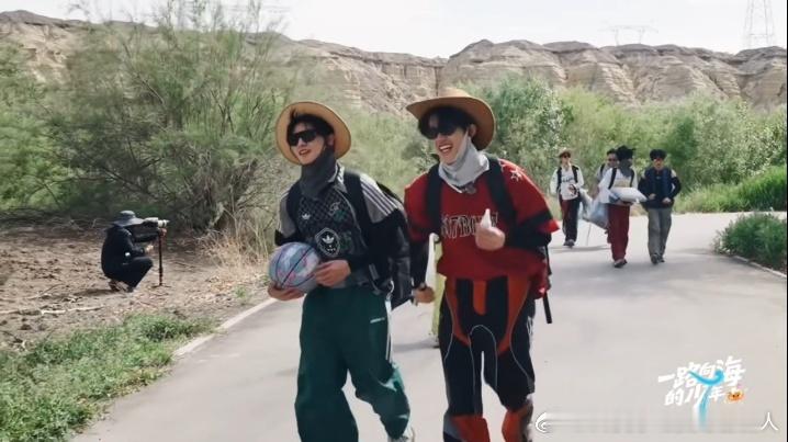看朱志鑫张极一个眼神就冲刺像看慢动作回放！别人累到省电，他俩脑电波一对直接耗电。