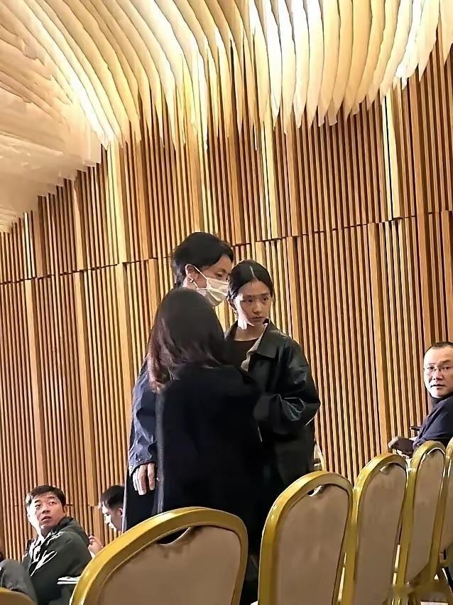黄多多带妹妹现身乌镇戏剧节，姐妹俩颜值出众 