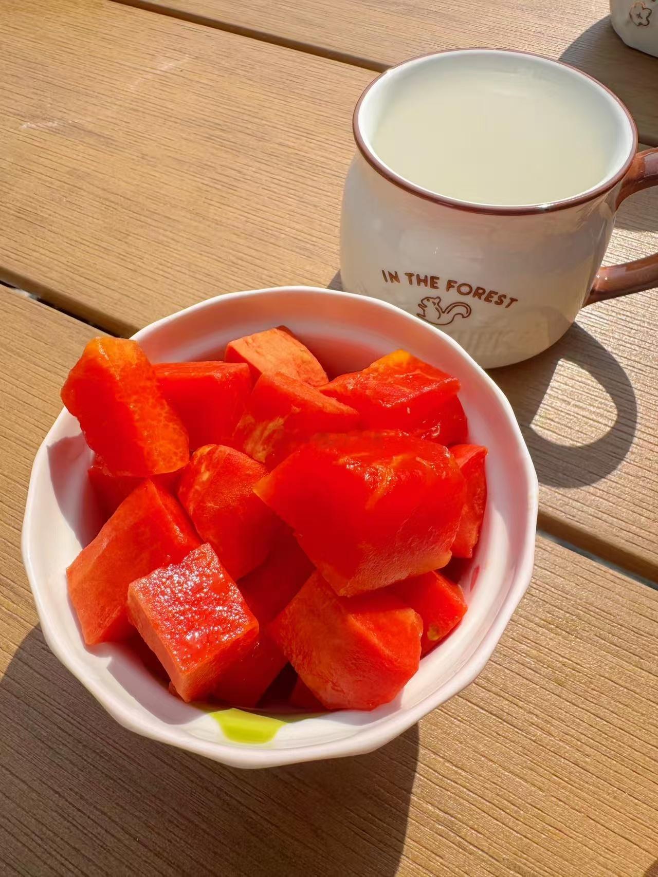 以前我也一直觉得木瓜不好吃，有股墨水味....后来很久我没吃过木瓜了,本来也不是