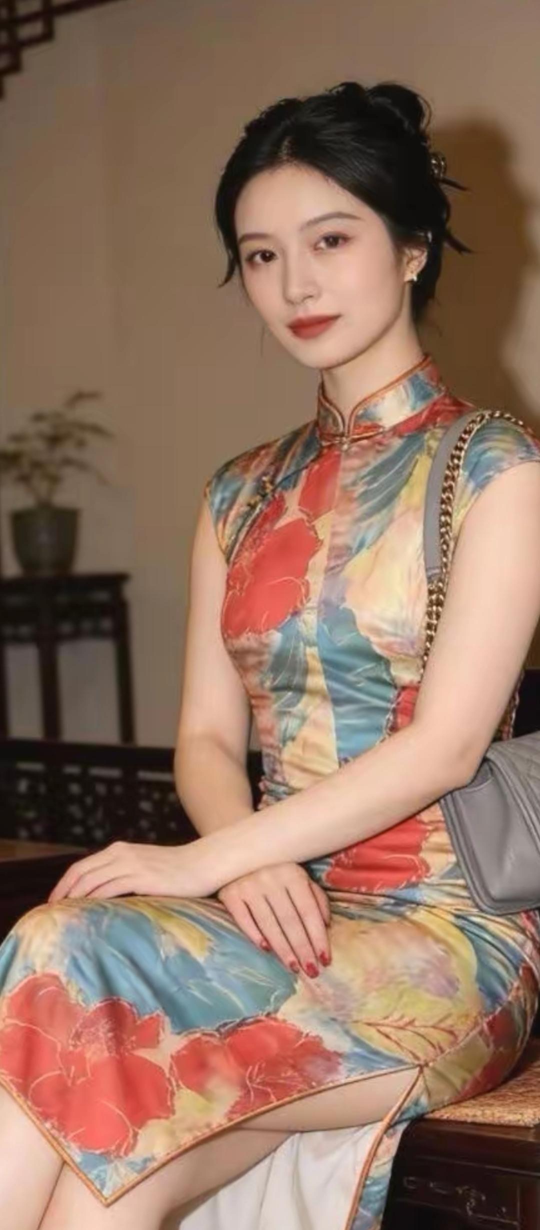 姑娘穿着旗袍真漂亮！[点亮平安灯][心]