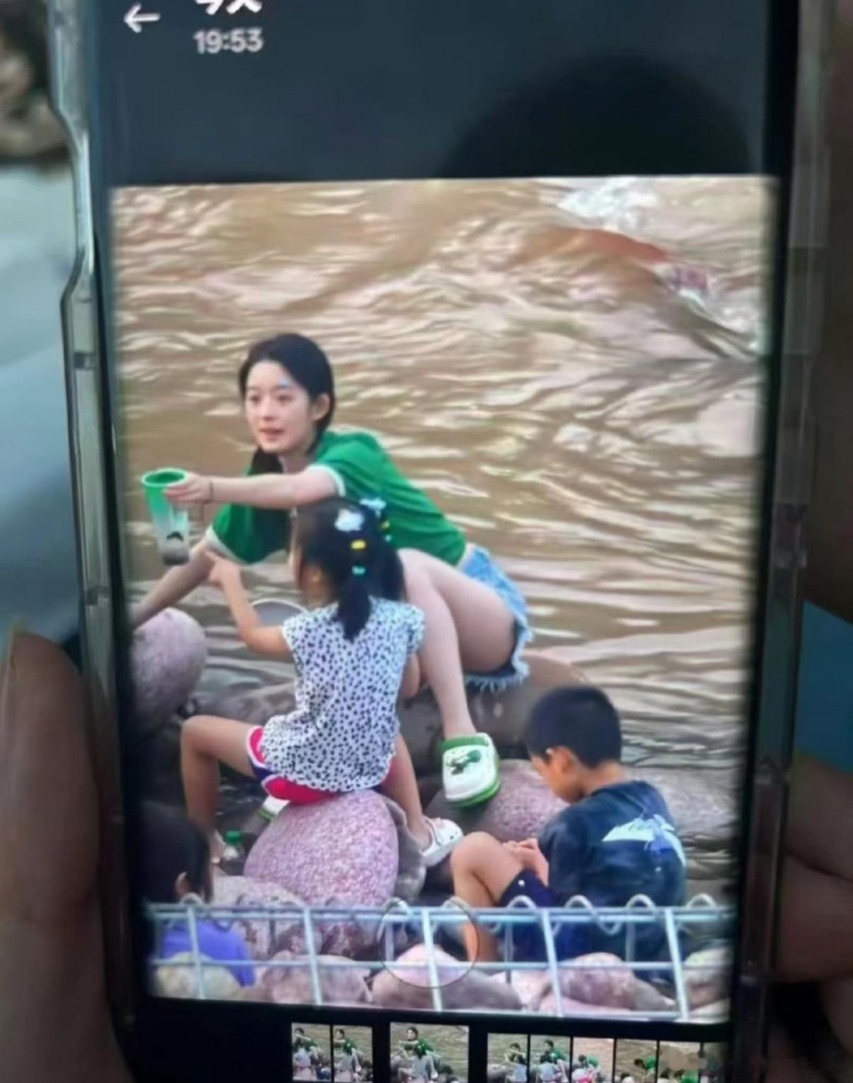 有人在四川偶遇黄杨钿甜黄杨钿甜这腿比旁边小妹妹还细暑期嘉年华 ​​​