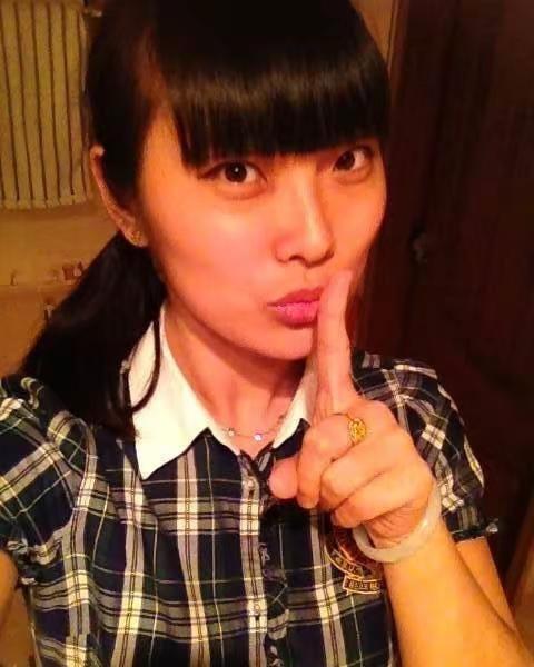 表面我很淡定，其实内心已经***懂得都懂。穿格子衫的女孩 有点俏皮的我 自拍淑女