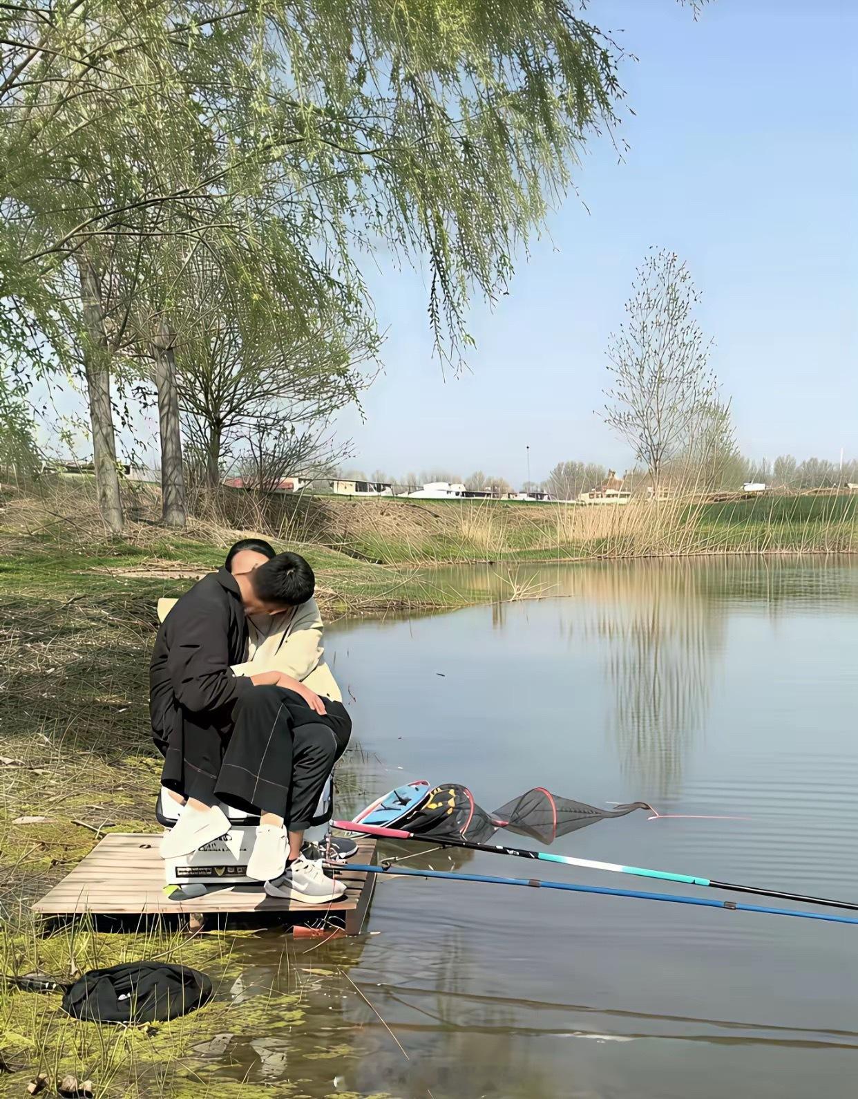 大哥绝对是真正的钓鱼爱好者，没有人怀疑吧！