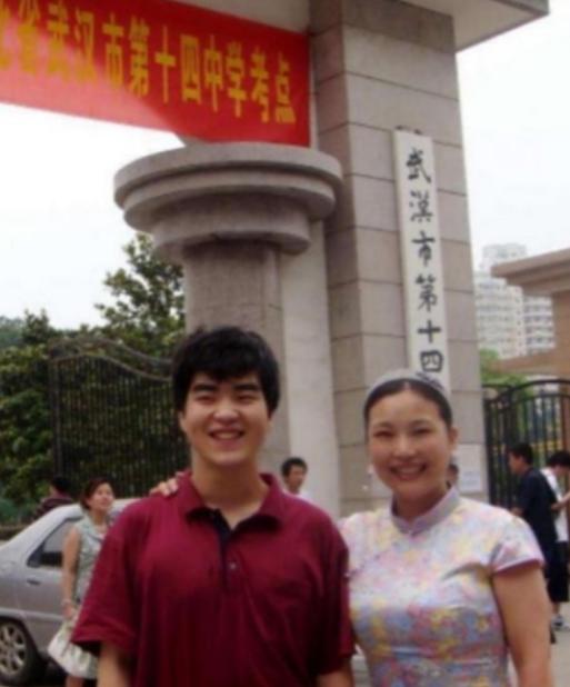 1988年，武汉女教师在医院生下一个小男孩。谁知，丈夫突然在她耳边说：“老婆，把