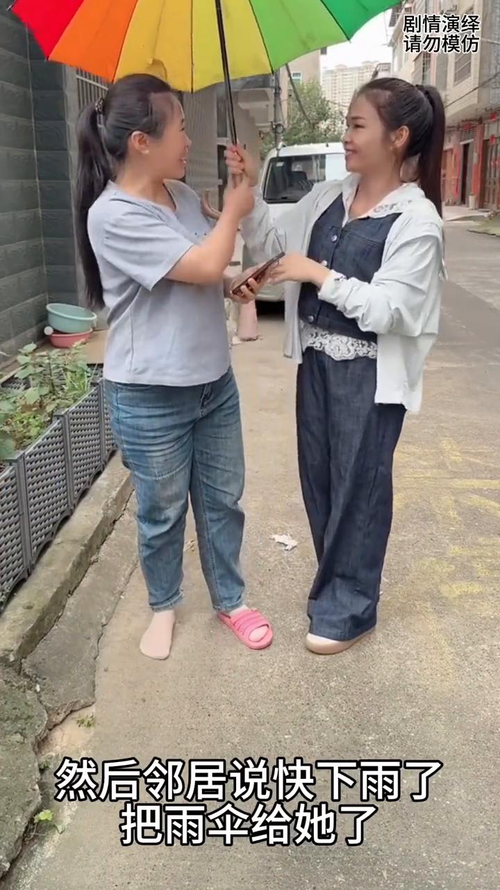 邻居整蛊女子把她的鞋子挑起来，这一幕真的太搞笑了。
女子脱了一只鞋子看手机，这时