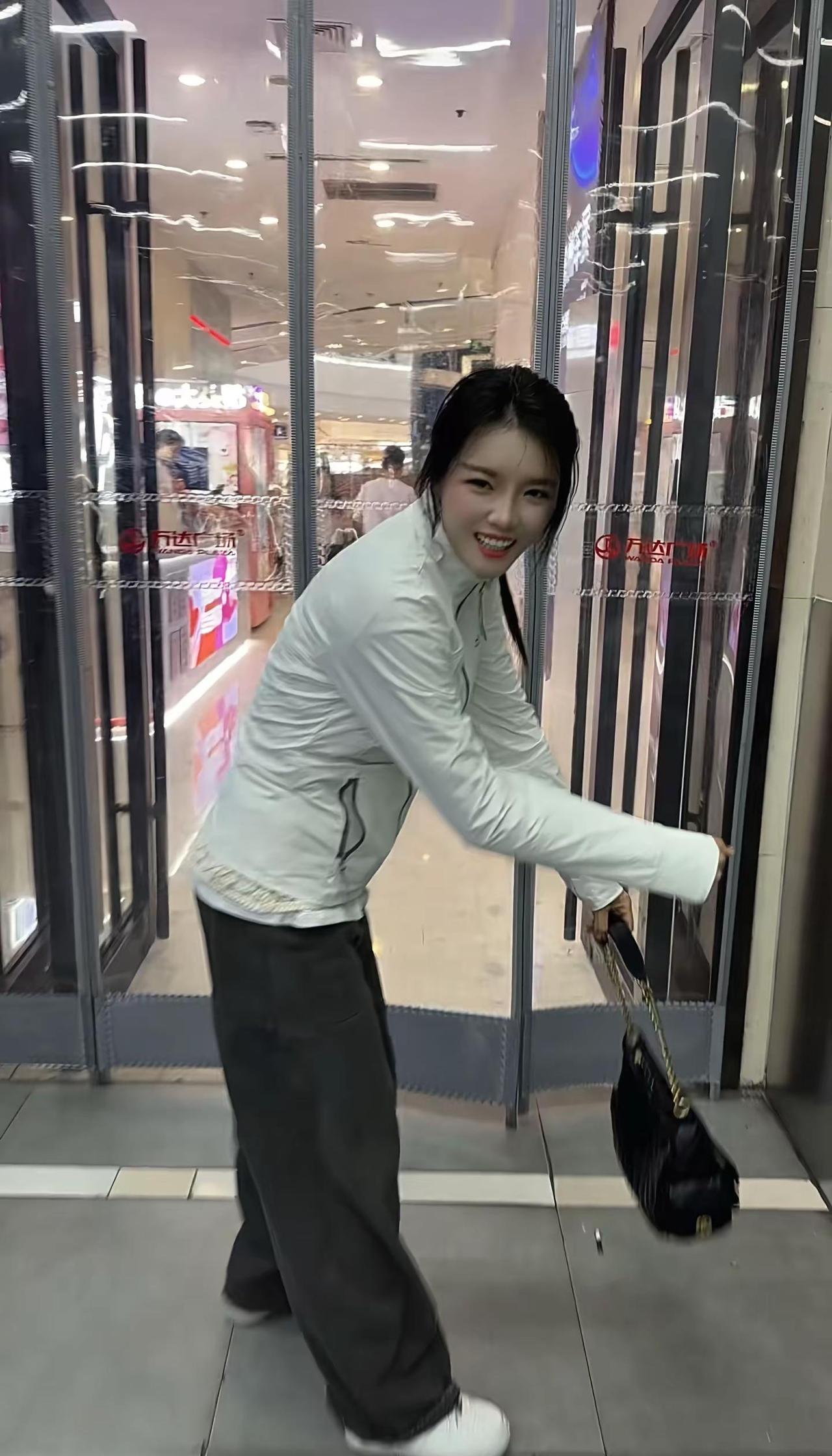 不想卷入任何是非，也没兴趣看清笑脸背后的真假。这个年纪，只想守好自己的健康和情绪