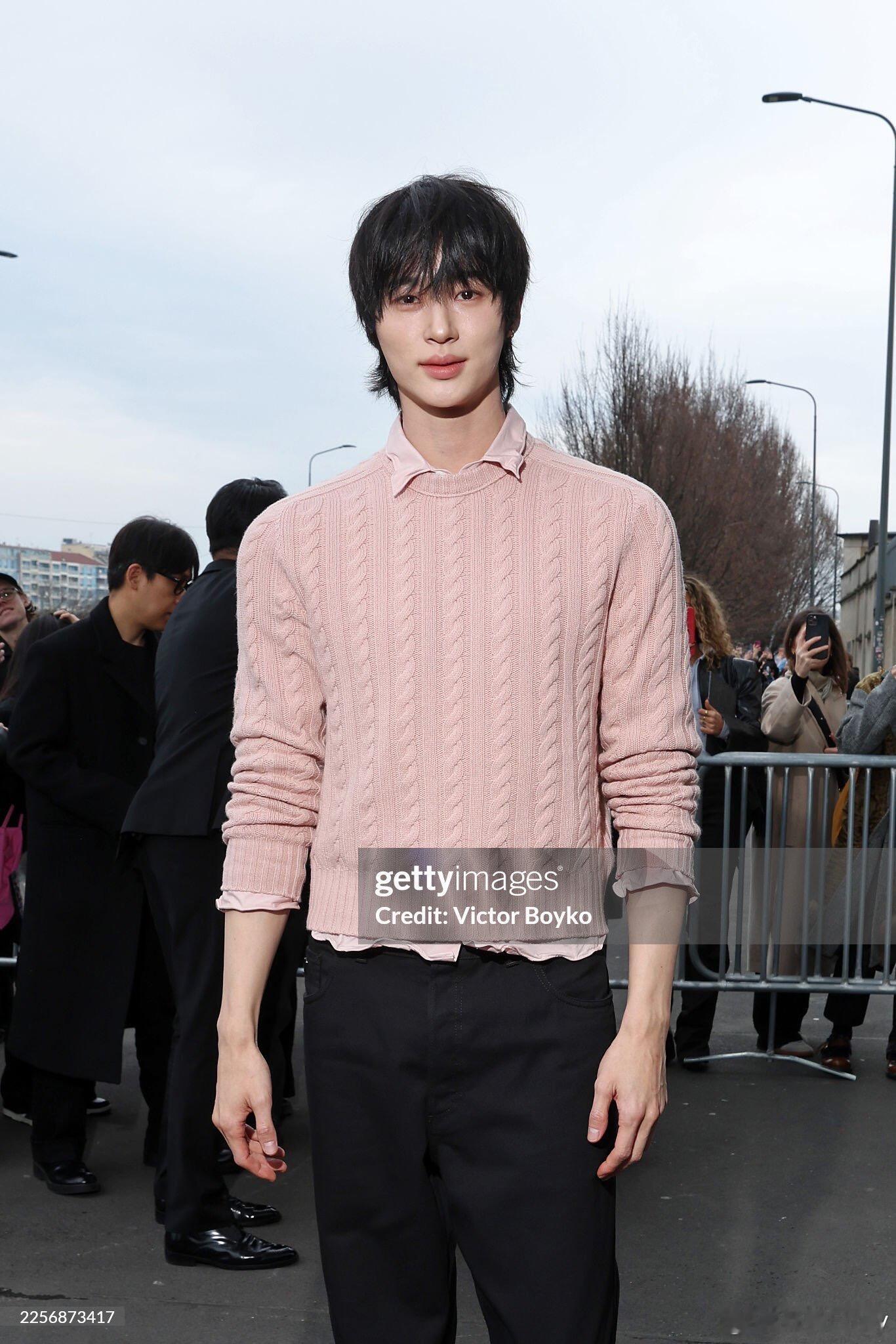 Prada大秀 边佑锡亮相Prada男装大秀，帅气登场！男装周米兰男装周