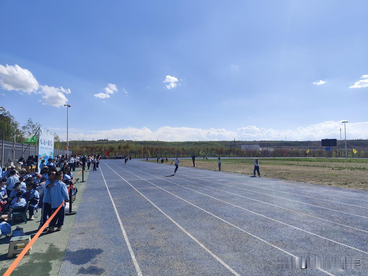 看过几次乌鲁木齐大学和中小学的运动会，发现维吾尔族孩子的体力和耐力真的非常好，在