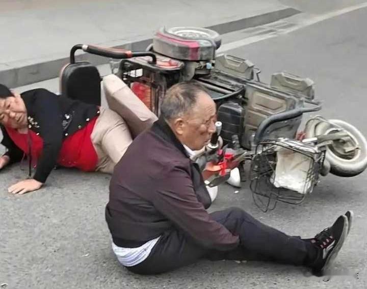 这种情况，为什么没有人去扶一下？