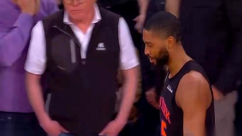 布里奇斯最后一攻，直接把我看愣了。
一步就能冲进去扣篮绝杀，全场的呼吸都停了，他